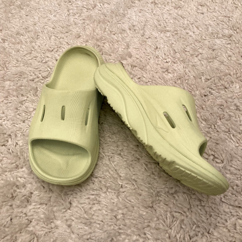 Hoka Ora Recovery Slide 3, unisex, men’s 7 / women’s 9, EUC (worn only inside)